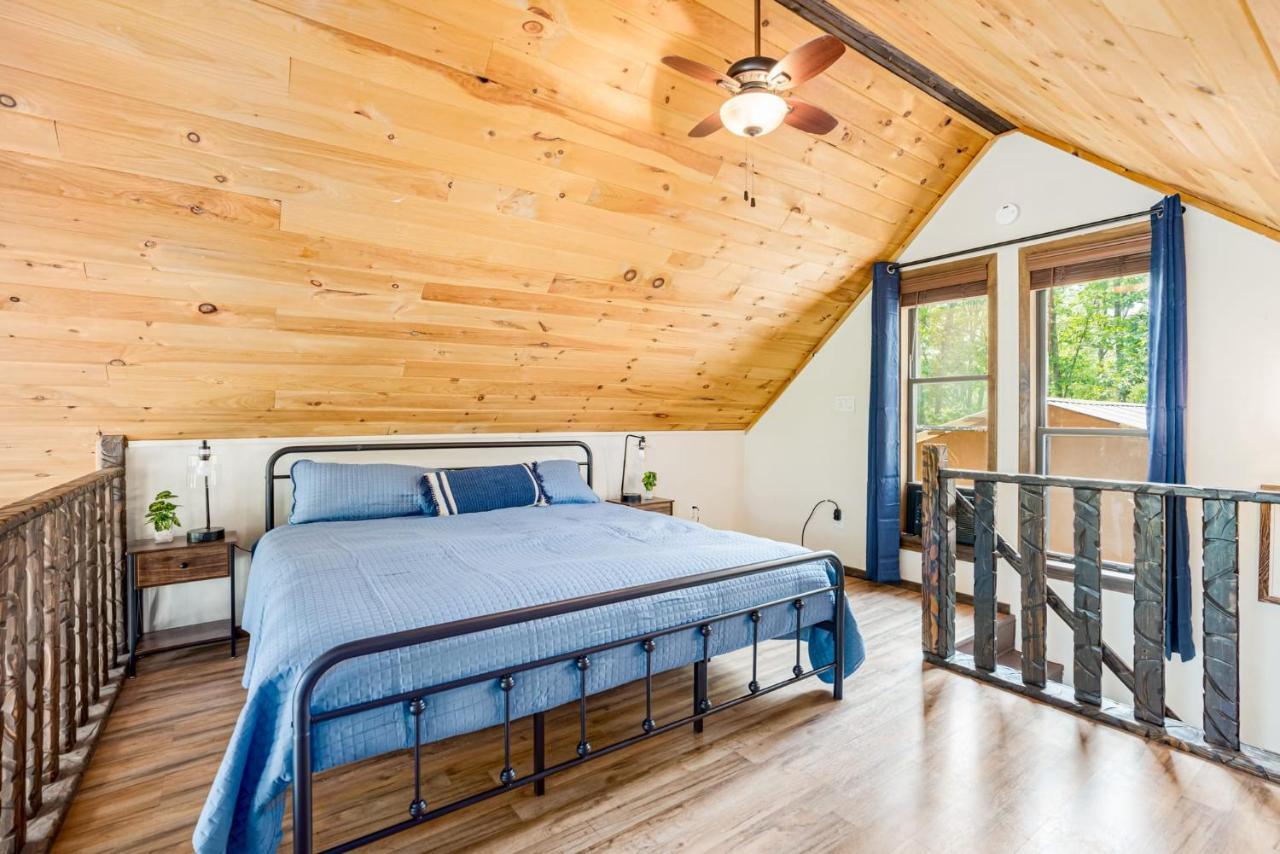 Quaint Loft Cabin W Hot Tub, Firepit, Deck & Grill Hedgesville Exteriér fotografie