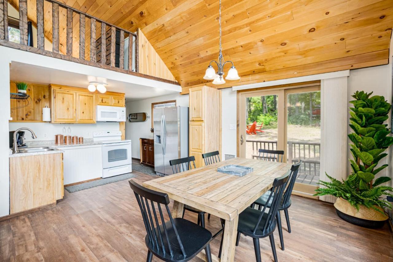 Quaint Loft Cabin W Hot Tub, Firepit, Deck & Grill Hedgesville Exteriér fotografie