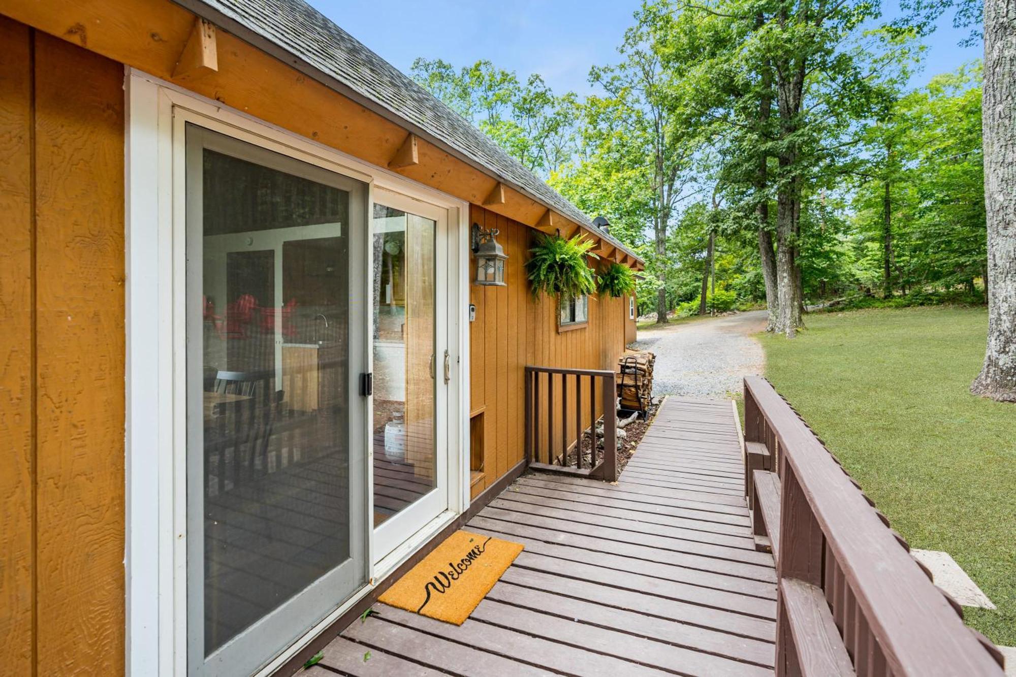 Quaint Loft Cabin W Hot Tub, Firepit, Deck & Grill Hedgesville Exteriér fotografie