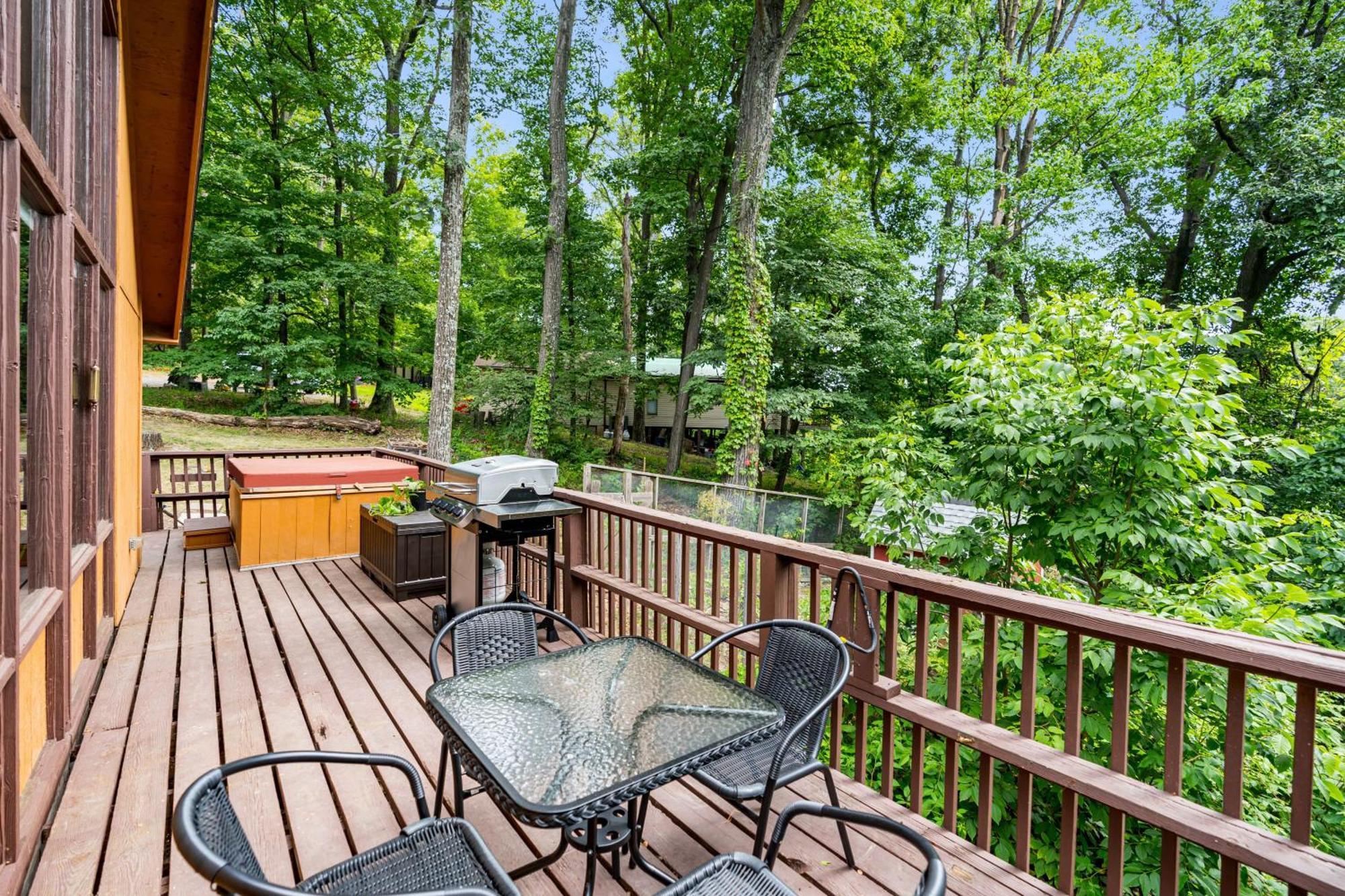 Quaint Loft Cabin W Hot Tub, Firepit, Deck & Grill Hedgesville Exteriér fotografie