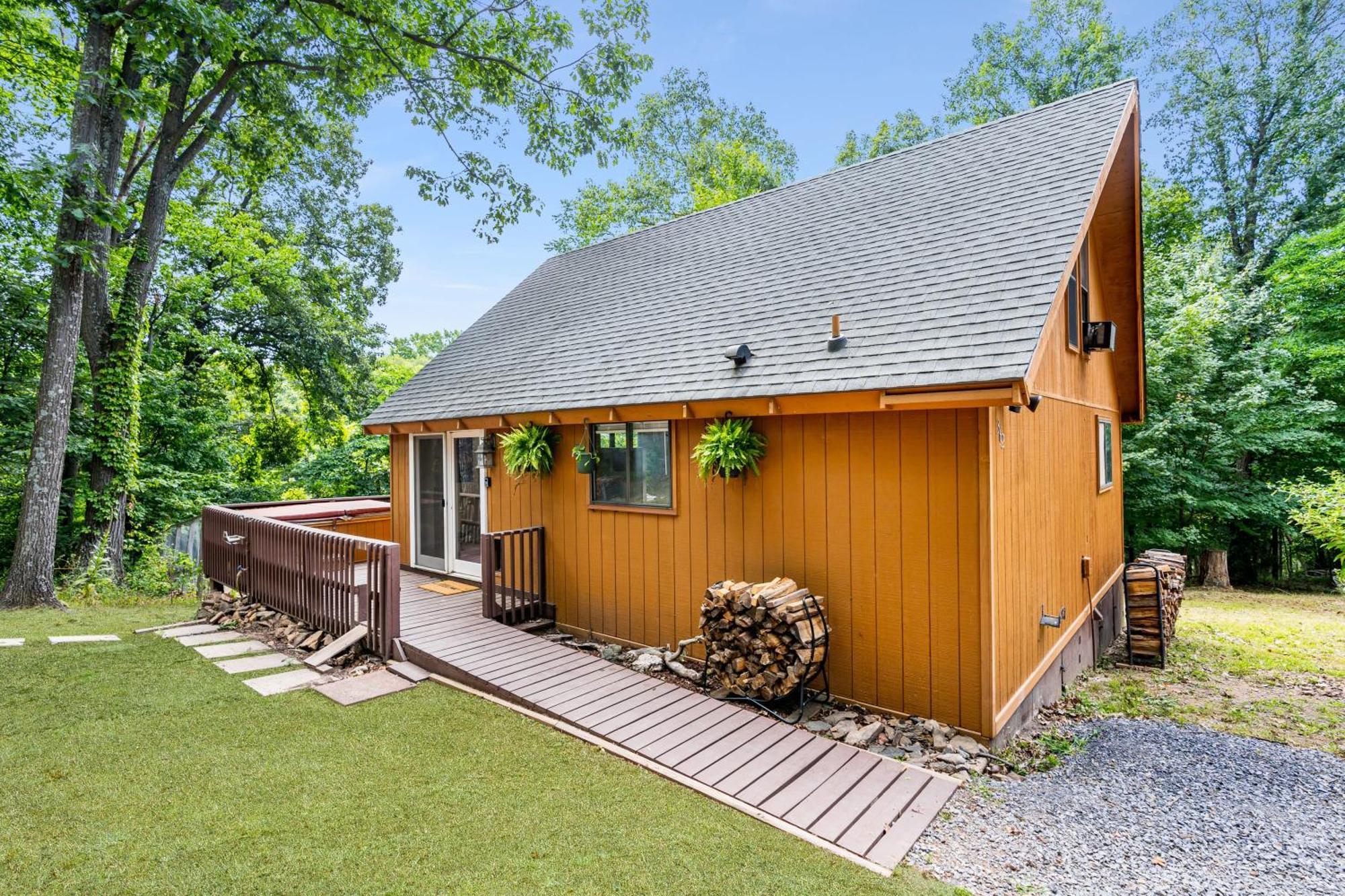 Quaint Loft Cabin W Hot Tub, Firepit, Deck & Grill Hedgesville Exteriér fotografie