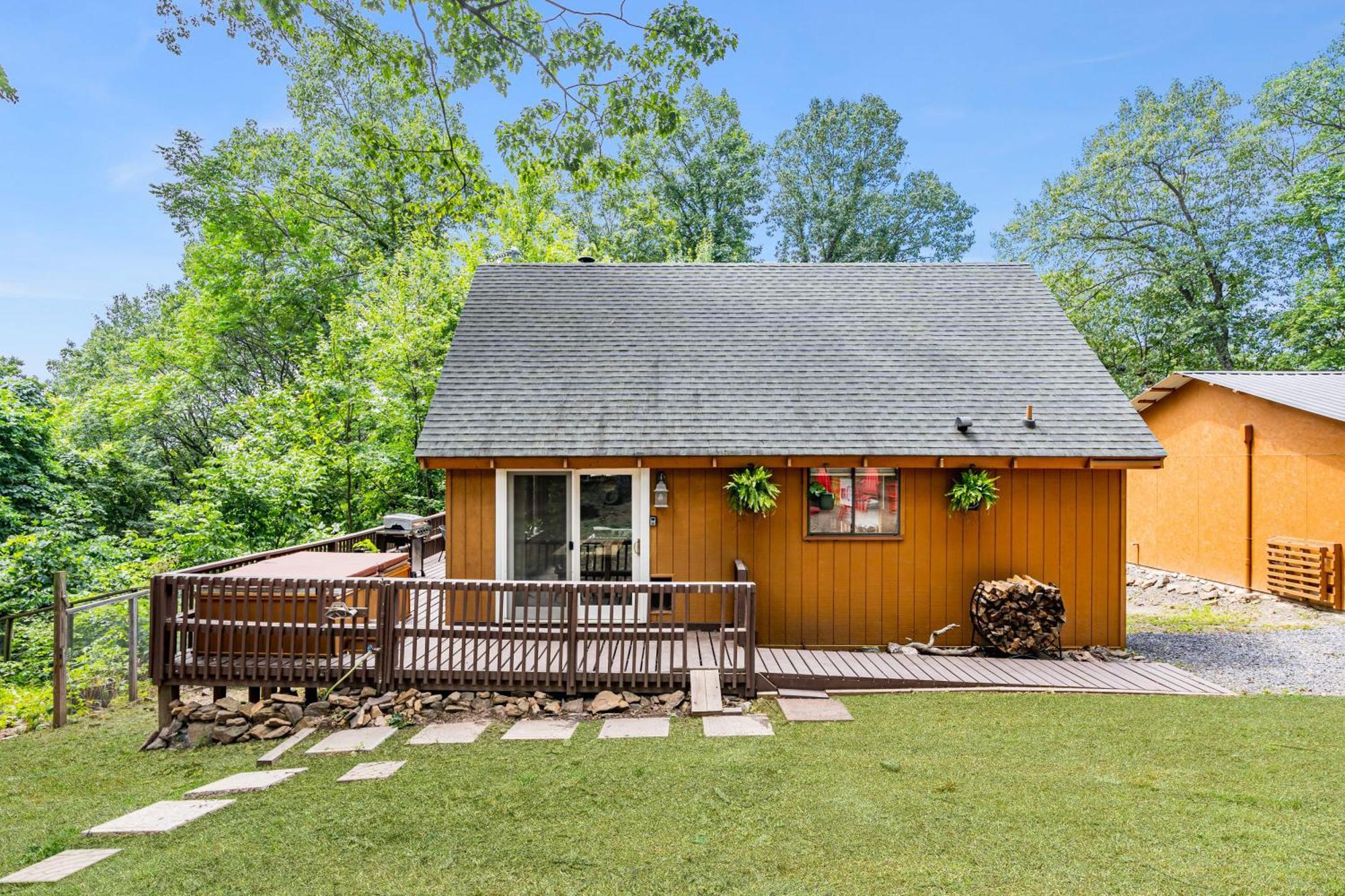 Quaint Loft Cabin W Hot Tub, Firepit, Deck & Grill Hedgesville Exteriér fotografie